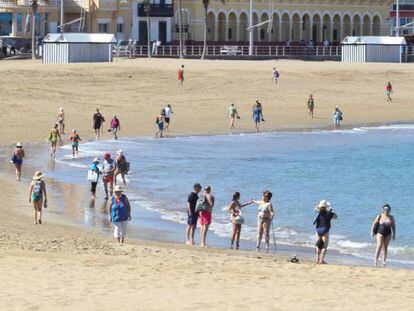 Turistas en la playa de Las Canteras (Las Palmas).