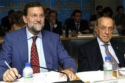 Rajoy, acompañado del presidente fundador del PP, Manuel Fraga, preside la reunión de la Junta Directiva Nacional de su partido.