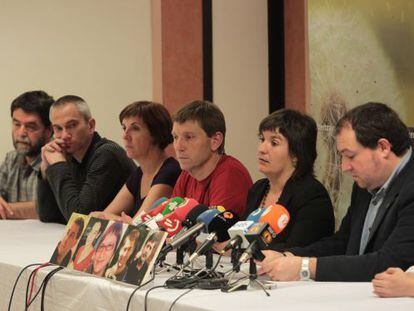 Los dirigentes &#039;abertzales&#039;, en la rueda de prensa de repudio a la sentencia contra Otegi, cuya imagen con el resto de condenados presid&iacute;a la mesa.