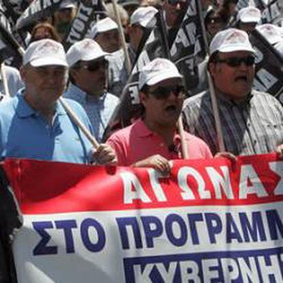 Profesores desempleados gritan consignas durante una manifestación en Atenas, Grecia.