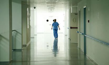 Una enfermera en un pasillo del hospital de Valdemoro. 
