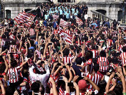 Aficionados del Athletic celebrando la consecución de la Supercopa.