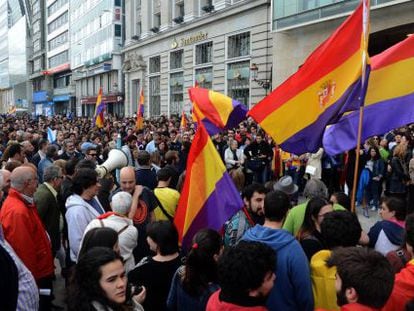 Cientos de coru&ntilde;eses se concentran para reclaman la instauraci&oacute;n de la Rep&uacute;blica tras la abdicaci&oacute;n del Rey.