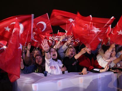 Seguidores del presidente turco Recep Tayyip Erdogan celebran su victoria en Ankara, este domingo.