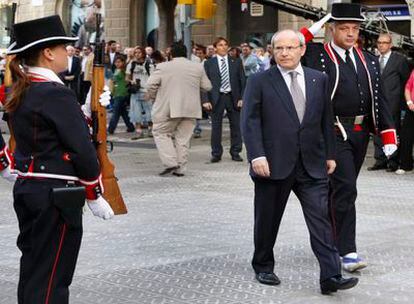 El presidente de la Generalitat, José Montilla, a su llegada a la ofrenda floral en el monumento a Rafael de Casanova con motivo de la Diada.