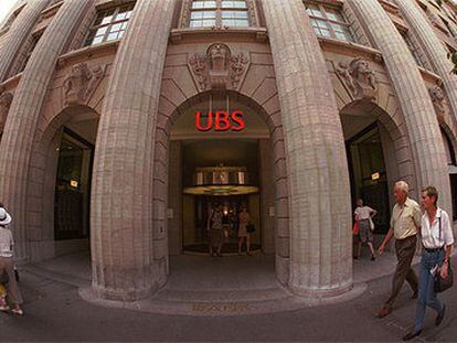 Imagen de archivo de la entrada a la sede central de UBS, en Zurich (Suiza).