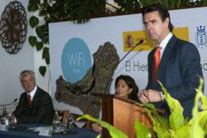 El ministro de Industria, Energ&iacute;a y Turismo, Jos&eacute; Manuel Soria, durante su intervenci&oacute;n hoy en la inauguraci&oacute;n de la red wifi de acceso gratuito en el El Hierro.