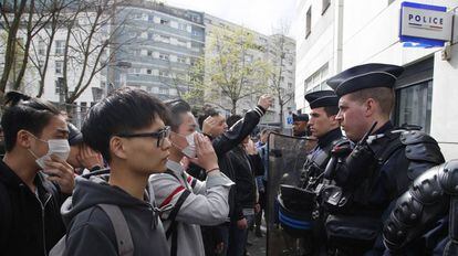 Manifestantes chinos frente a una comisaría de París, este martes.