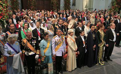 Miembros de las casas reales de todo el mundo durante la ceremonia de investidura del rey Guillermo de Holanda celebrada en la Iglesia Nueva de Ámsterdam.