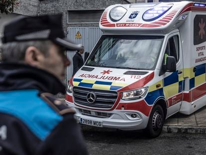 Un agente de la Policía Local y una ambulancia, el viernes ante el portal donde residían las dos menores en el barrio de La Ería, en Oviedo.