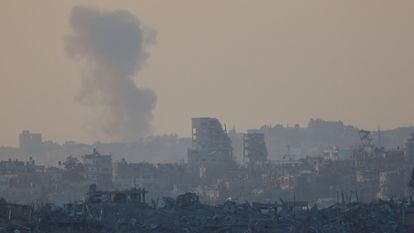 Una columna de humo se eleva tras un bombardeo israelí este viernes en Gaza, en una imagen tomada desde la frontera sur con Israel.