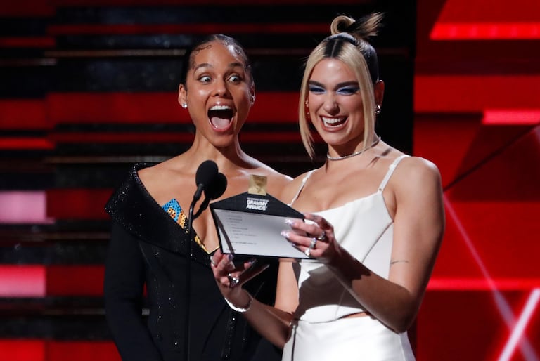 Alicia Keys y Dua Lipa, durante los Grammy 2020 en Los Ángeles, cuando anunciaron a Billie Eilish como mejor artista nueva.