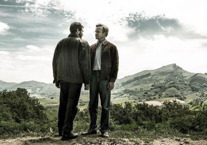 El etarra Domingo Iturbe Abasolo 'Txomin', interpretado por Alex Brendemühl, y el mediador Grégoire Fortin (Jérémie Renier), en una escena de 'Santuario'