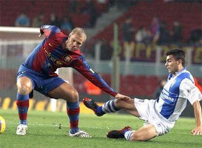 El delantero islandés del FC Barcelona Eidur Gudjohnsen pelea un balón con Perona, del Alcoyano