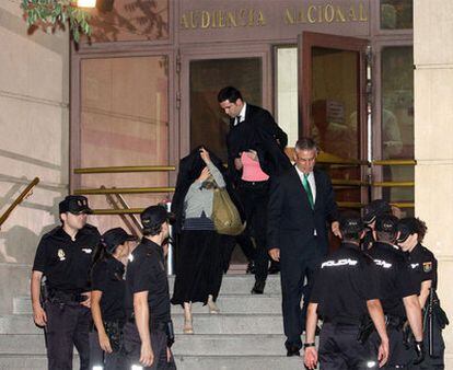 María Antonia y Eva García Pombo, esposa y cuñada de Neri, abandonan la Audiencia Nacional.