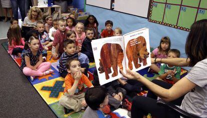 Alumnos de preescolar escuchan a su profesora en una escuela elemental del condado de Washington (Oregón).
