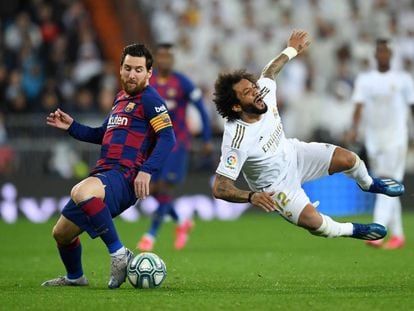 Marcelo cau davant de Messi en l'últim clàssic al Bernabéu.