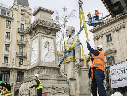 El Ayuntamiento de Ada Colau retira la estatua de Antonio López.