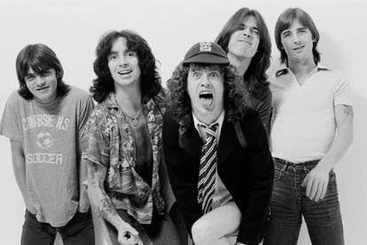 AC/DC a finales de los setenta. El segundo por la izquierda es el malogrado Bon Scott. En el centro, claro, Angus Young.