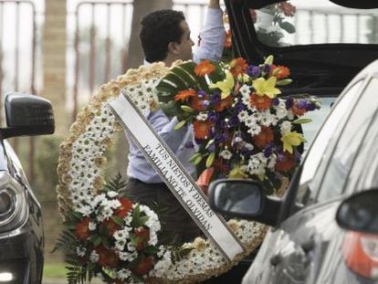Un trabajador traslada una corona de flores de familiares de Ruiz-Mateos al velatorio organizado en una residencia de ancianos de El Puerto.