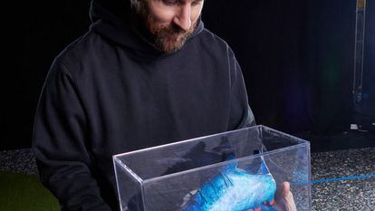 Lionel Messi sostiene una zapatilla elaborada con materiales reciclados, diseñados por la empresa chilena Karün.