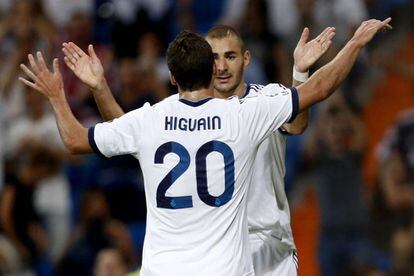 Higuaín celebra su gol, el tercero su equipo, con Benzema.