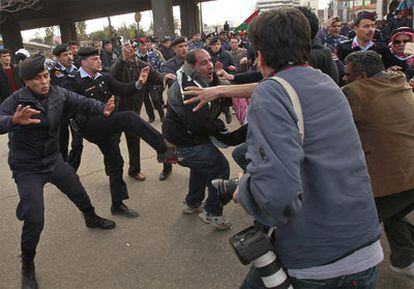 Policías tratan de frenar los enfrentamientos entre los dos bandos