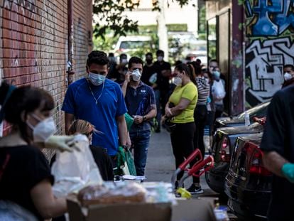 Entrega de comida en la asociación de vecinos de Aluche por la crisis económica, derivada de la crisis sanitaria del coronavirus.