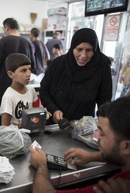 Refugiados compran con una tarjeta de la Media Luna Roja en Sanliurfa (Turquía) en 2015.
