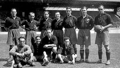 José María Yermo, con la pelota en la mano, junto a la selección española de fútbol de los Juegos Olímpicos de 1928 en Ámsterdam.