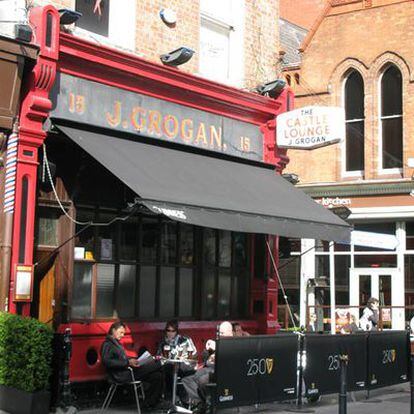 La pequeña terraza del <i>pub</i> Grogan's en Dublín