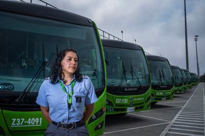 Alexandra Caballero, operadora de buses, en los patios de La Rolita en Bogotá, el 8 de noviembre del 2022.