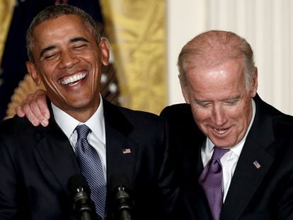 El candidato demócrata Joe Biden con el entonces presidente Barack Obama durante una celebración en la Casa Blanca en octubre de 2015.
