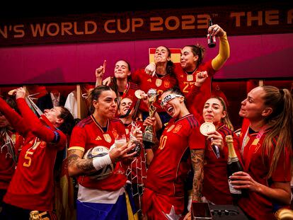 Las jugadoras de la selección española de fútbol femenino celebran su victoria tras ganar la final del Mundial en Sídney.