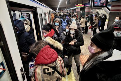 Usuarios del metro accedían a un vagón en diciembre en Madrid.