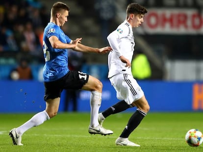 Kai Havertz conduce el balón en el partido de Alemania contra Estonia.