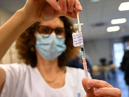 A nurse shows a syringe containing a dose of Pfizer-BioNtech coronavirus disease (Covid-19) vaccine in an Ehpad (care homes for elderly people) in Rennes, western France, on January 5, 2021. - France promised on January 5 to speed up Covid vaccinations, but failed to silence critics who accused the government of 