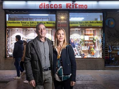 Vicente Boix y Ana José Serrano, propietarios de Discos Ritmo, ante su establecimiento en Castellón.
