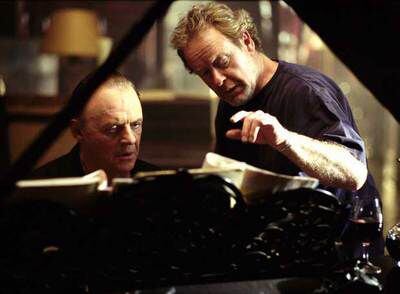Anthony Hopkins (izquierda) y Ridley Scott, durante el rodaje de <i>Hannibal</i> (2001).