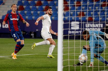 Rafa Mir (centreo) marca uno de sus dos goles este viernes al Levante.