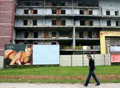 Un transeúnte de Sarajevo camina por la antigua avenida de los francotiradores en 2005.