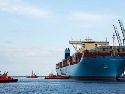 Vista del mayor buque contenedor del mundo, el &quot;Maersk MC-Kinney Moller&quot;, a su llegada al puerto de Gdansk (Polonia).