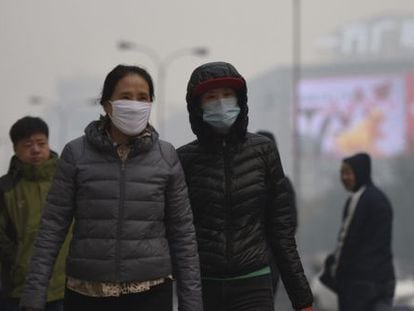 Ciudadanos chinos llevan mascarillas en Shenyang, en el noreste del país, para protegerse de la contaminación.