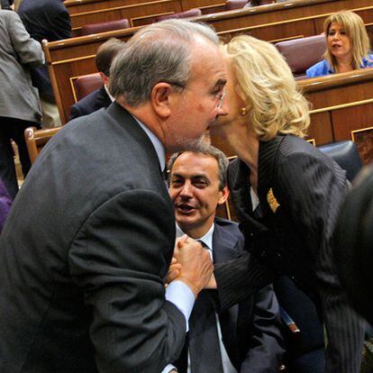 Pedro Solbes saluda a su sucesora en la cartera de Economía, Elena Salgado, en presencia de José Luis Rodríguez Zapatero.