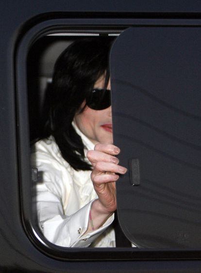 Michael Jackson abre la ventana de su coche a su llegada a un acto en Tokio, en 2007.