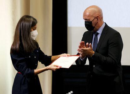 El rector Joaquín Goyache entrega a la reina Letizia el diploma de alumna de honor, en septiembre de 2021.