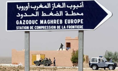 Militares (a la izquierda) y gendarmes marroquíes custodian el gasoducto Duran Farrell cerca de la frontera con Argelia.