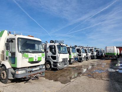 Camiones de limpieza del Ayuntamiento de Madrid en la base de la empresa adjudicataria Valoriza, en la calle Fundiciones.