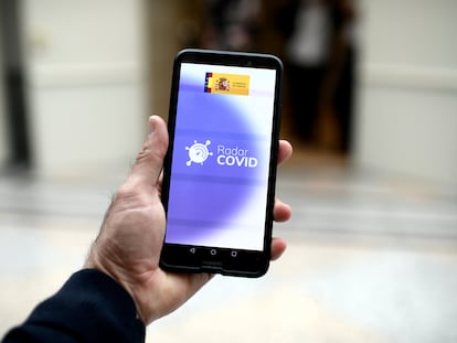 Una persona utiliza desde su teléfono móvil la aplicación Radar Covid, en Madrid.