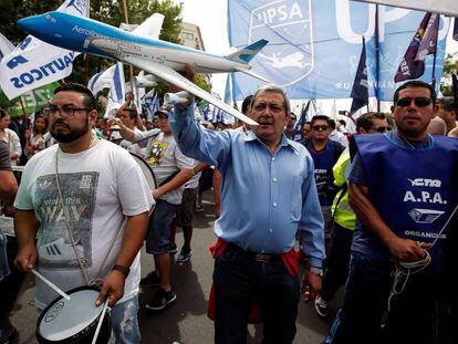 Decenas de trabajadores aeronáuticos se manifiestan contra las compañías 'low cost' en Argentina.